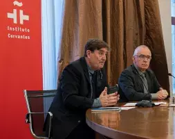 García Montero (izquierda) compareció ante los medios informativos con el director general de Acción Social y Normalización Lingüística del Principado, Antón García.