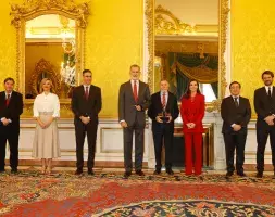 Foto de familia con don Felipe y doña Letizia  Foto de familia con don Felipe y doña Letizia