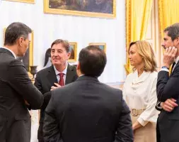 Pedro Sánchez y Luis García Montero charlan Pedro Sánchez y Luis García Montero charlan