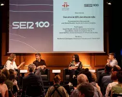 Mesa redonda Los participantes en la mesa redonda