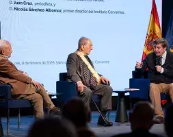 Foto del coloquio. Desde la dcha., el director del Instituto Cervantes, Luis García Montero, Sánchez-Albornoz, y el periodista Juan Cruz.