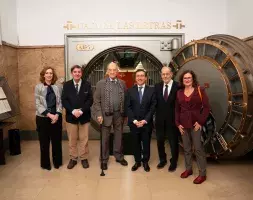 Foto de familia. Desde la izda.; la secretaria general de Cervantes, Carmen Noguero; el director del Instituto, Luis García Montero; Nicolás Sánchez- Albornoz; el ministro Albares; el presidente del Museo del Prado, Javier Solana, y la hija del homenajeado, Evelina Sánchez-Albornoz