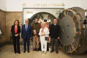 Foto de familia ante la Caja de las Letras