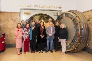 Foto de familia con los representantes institucionales y los familiares de la homenajeada.