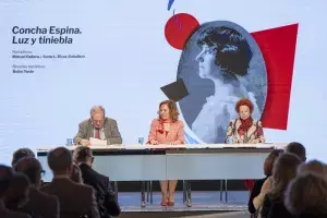 Lectura dramatizada «Concha Espina. Luz y tiniebla». Desde la izq.: Manuel Galiana Martínez, actor; Sonia L. Rivas-Caballero, cantante, y Belén Yuste, escritora. 