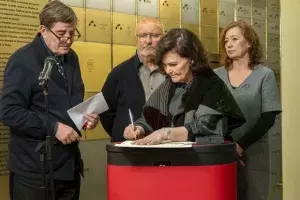 Firma del legado de Clara Campoamor en la Caja de las Letras
