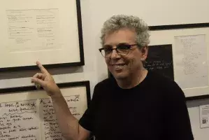 El cantante Pedro Guerra en la exposición