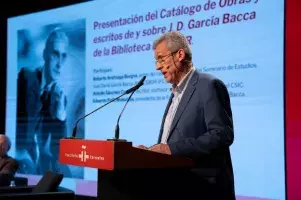 Durante el coloquio posterior al legado en el salón del actos del Instituto Cervantes