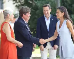 Saludo entre la reina Letizia y Luis García Montero