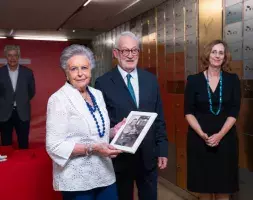 La nieta del escritor, Paloma Arniches, sujeta una foto del dramaturgo cedida por la familia, junto al presidente de la Fundación Mediterráneo, Luis Boyer