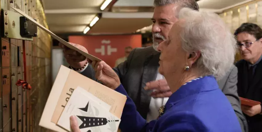 Elena Diego, hija de Gerardo Diego, y Juan Cuesta Diego, vicepresidente de la Fundación Gerardo Diego y nieto del homenajeado, depositan el legado del poeta en la caja n.º 928 de la cámara acorazada del Instituto Cervantes.