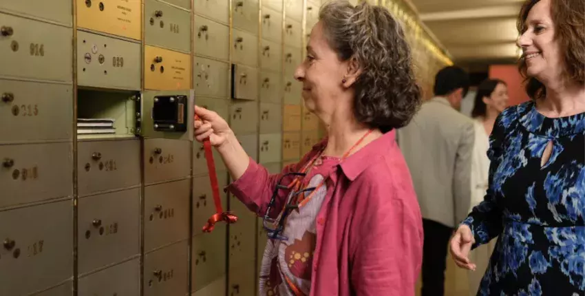 Cecilia Lavilla Berganza, hija de Teresa Berganza, introduce el legado de la cantante de ópera en la caja n.º 930 de la Caja de las Letras, acompañada por Carmen Noguero, secretaria general del Cervantes. (Foto: Miguel Alcalde)