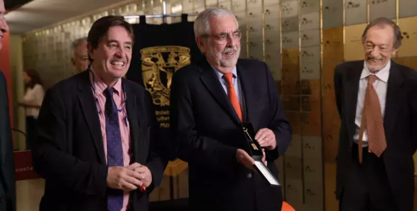 Luis García Montero, director del Instituto Cervantes y Enrique Graue Wiechers, rector de la  Universidad Nacional Autonóma de México (UNAM) durante el acto. A la derecha, el diplomático Emilio Cassinello