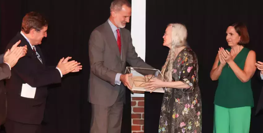 El Rey entrega el Premio Joan Margarit a Sharon Olds en presencia del director del Instituto Cervantes, Luis García Montero (izda.), y Mònica Margarit, hija del poeta. (Foto: Casa Real) 
