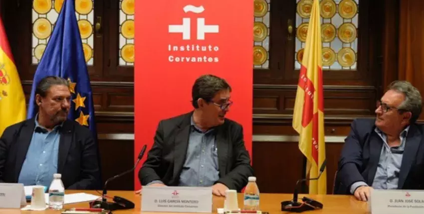 En el centro, Luis García Montero, director del Instituto Cervantes. A la izda, Antonio Onetti, presidente de la SGAE, y a la dcha., Juan José Solana, de la Fundación SGAE