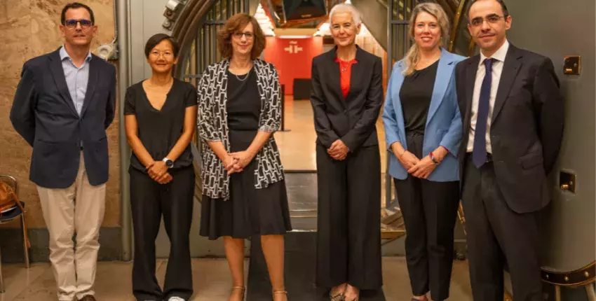 Desde la izquierda, Philippe Robertet (Instituto Cervantes), Thy Nowak-Tran (British Council Europa), Carmen Noguero (Instituto Cervantes), Lucy Watkins (British Council Europa), Sylvia Edvinson (British Council España) y Luis Marina (Instituto Cervantes), a la puerta de la Caja de las Letras