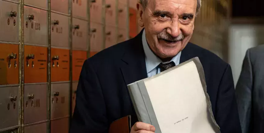Manuel Longares muestra uno de los textos que componen su legado antes de introducirlo en la Caja de las Letras del Instituto Cervantes: el mecanoscrito de  «La novela del corsé» (1979)