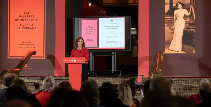 La secretaria general del Cervantes, Carmen Noguero, inaugura la exposición sobre Pilar Valderrama