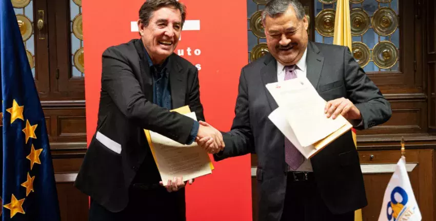 García Montero (izquierda) y Guzmán López se estrechan la mano tras suscribir el acuerdo.