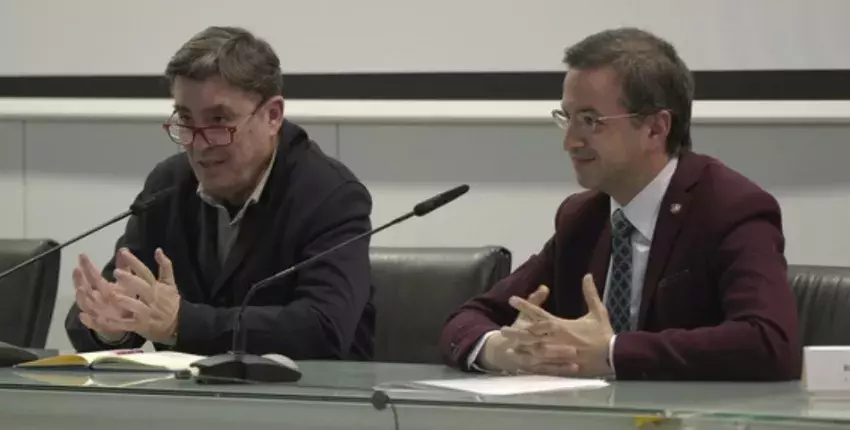 Luis García Montero, director del Cervantes (izda.) y Raúl Martín Martín, vicerrector de Internacionalización de la Universidad de Castilla-La Mancha 