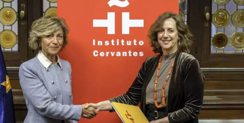 	       La secretaria general del Cervantes, Carmen Noguero (dcha.), y la presidenta de FEDELE, Begoña Llovet