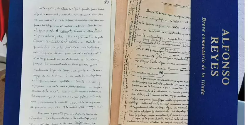 Cartapacio donde se contienen las 10 páginas del manuscrito de puño y letra de Alfonso Reyes sobre la Ilíada, y dos páginas con varios dibujos hechos por el autor mexicano