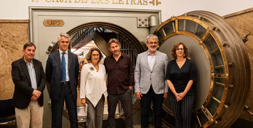 Desde la izda., Luis García Montero, director del Cervantes; Ignacio Soto, director general de la Cadena SER; Montserrat Domínguez, directora de contenidos de la SER; Javier del Pino, director del programa A vivir que son dos días, y Jaume Serra delegado de Prisa Media en Catalunya.