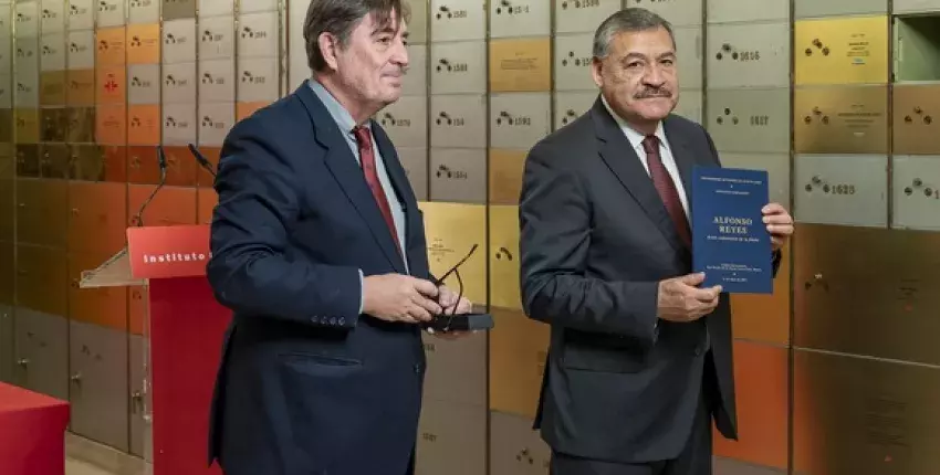 De izquierda a derecha: el director del Instituto Cervantes, Luis García Montero, y el rector de la Universidad Autónoma de Nuevo León, Santos Guzmán, depositando el legado in memoriam de Alfonso Reyes en la Caja de las Letras.
