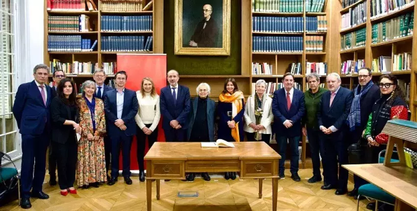 Adonis recibe el Premio Internacional de Poesía Joan Margarit en el Cervantes de París