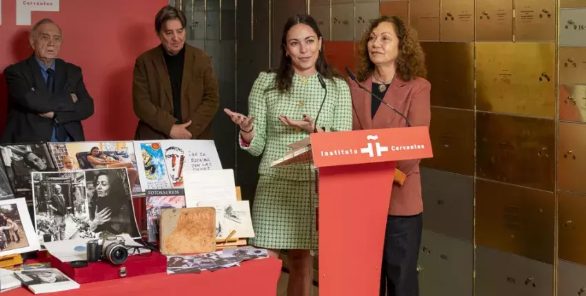 La hija de Carlos Saura, Ana Saura, explica el contenido del legado junto a su madre, Eulalia Ramón. Detrás (dcha.), el director del Cervantes, Luis García Montero, y presidente de la Academia de las Artes y las Ciencias Cinematográficas, Fernando Méndez-Leite.