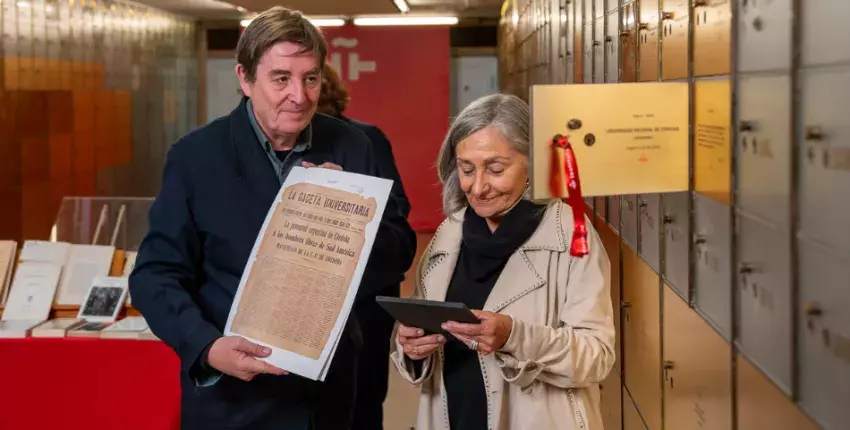 El director del Instituto Cervantes, Luis García Montero, introduce en la Caja de las Letras un documento del legado, junto a la decana de la Facultad de Lenguas de la Universidad Nacional de Córdoba, Graciela Ferrero. 
