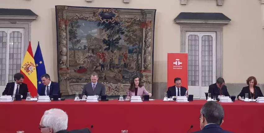 Los Reyes presiden la reunión del Patronato, flanqueados (izda.) por el presidente Pedro Sánchez y el ministro de Cultura y (dcha.), por el titular de Exteriores, el director del Cervantes y la secretaria general de la institución