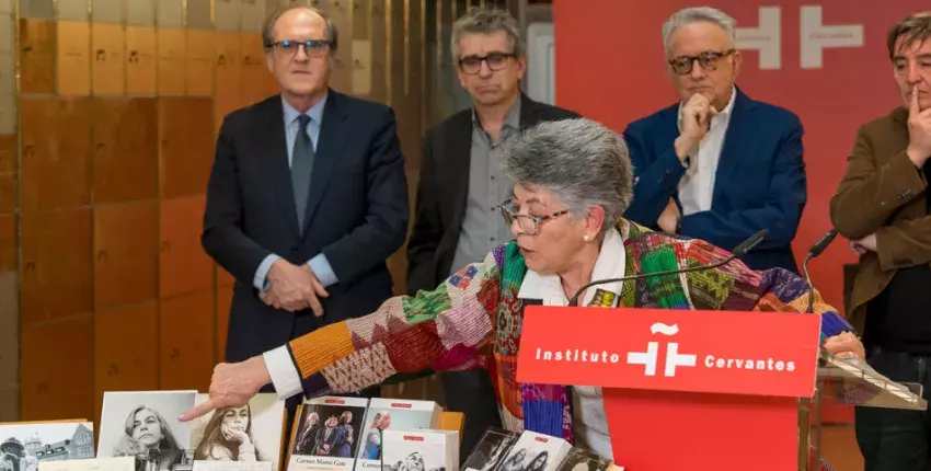 La vicepresidenta de la Fundación Martín Gaite, Patricia Caprile, señala uno de los objetos del legado depositado y detrás, desde la dcha., el director del Cervantes, Luis García Montero; el biógrafo José Teruel; el secretario de Estado de Cultura, Jordi Martí y el defensor del pueblo, Ángel Gabilondo.