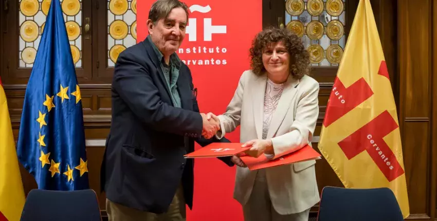  El director del Instituto Cervantes, Luis García Montero, y la presidenta del Grupo de Ciudades Patrimonio de la Humanidad de España (GCPHE) , Goretti Sanmartín Rei, en la firma del protocolo
