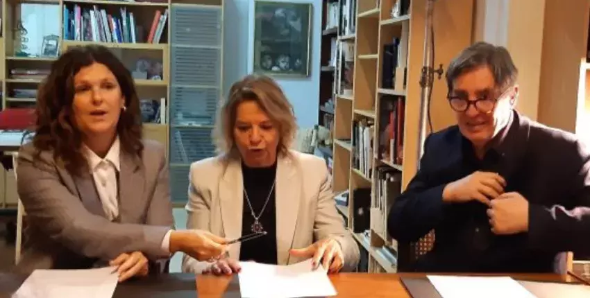 Desde la izda., la ministra de Cultura de la ciudad de Buenos Artes, Gabriela Ricardes; la presidenta de la entidad que se encarga de difundir la obra de María Elena Walsh y Sara Facio, Graciela García Romero, y Luis Garcia Montero