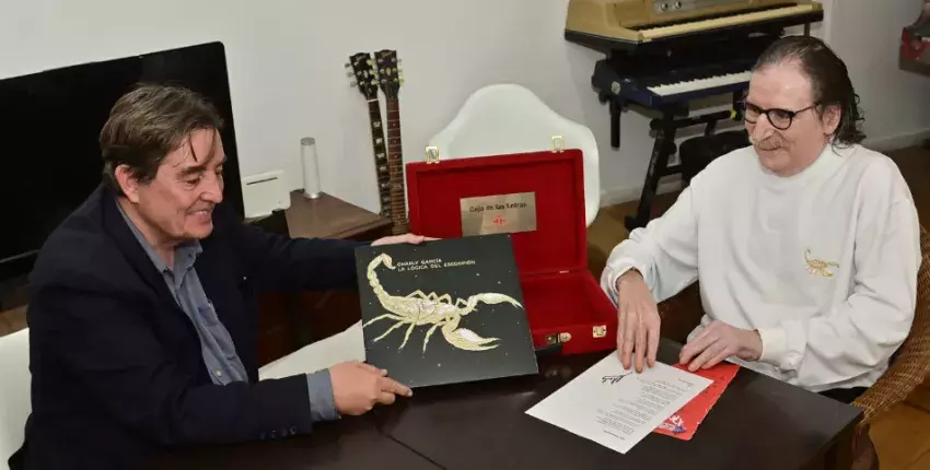 El músico bonaerense, Charly García, esta tarde en su domicilio, junto al director del Instituto Cervantes, Luis García Montero