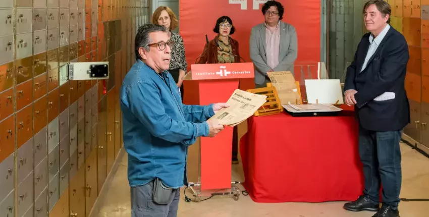 A la izda., Jorge Dalton, hijo de Roque Dalton, muestra uno de los objetos legados a la Caja de las Letras y a su dcha., el director del Cervantes, Luis García Montero. Foto: Instituto Cervantes / Nuria Iniesta Sepúlveda
