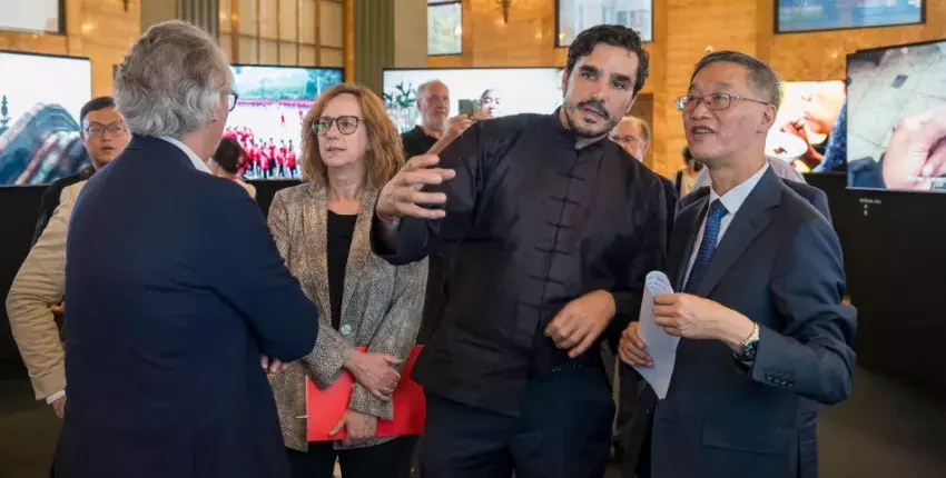 Durante la inauguración de la exposición, la secretaria general del Cervantes, Carmen Noguero, acompañó al autor Luis Cuenca (en el centro), quien explicó el contenido de algunos de sus vídeos al embajador de China en España, Yao Jing  (dcha.)
