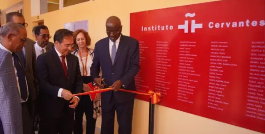 El ministro de Asuntos Exteriores, José Manuel Albares y, a su izquierda, la secretaria general del Instituto Cervantes, Carmen Noguero, durante la inauguración de la extensión del Cervantes en Nuakchot