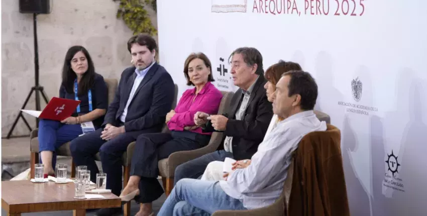 De izda. a dcha., los participantes en la mesa redonda: la directora de Cultura del Cervantes, Raquel Caleya; el director de El Comercio, Juan Aurelio Arévalo Miró-Quesada; la periodista Pepa Bueno; el director del Cervantes, Luis García Montero; la periodista y CEO de Prodigioso Volcán, María Moya; y el crítico literario Jordi Gracia.