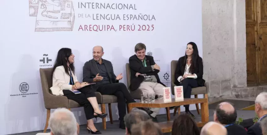 De dcha. a izda., la hija de Vargas Llosa, Morgana Vargas Llosa;  el director del Cervantes, Luis García Montero; el ensayista Carlos Granés y la directora de cultura del Cervantes, Raquel Caleya.