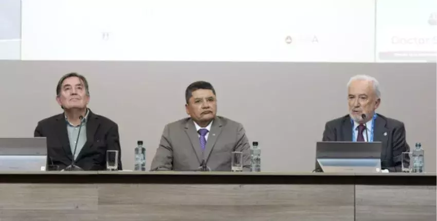 De izda. a dcha: el director del Cervantes, Luis García Montero;el alcalde de Arequipa, Víctor Hugo Rivera, y el director de la RAE, Santiago Muñoz Machado, durante la presentación del X Congreso de la Lengua en Arequipa