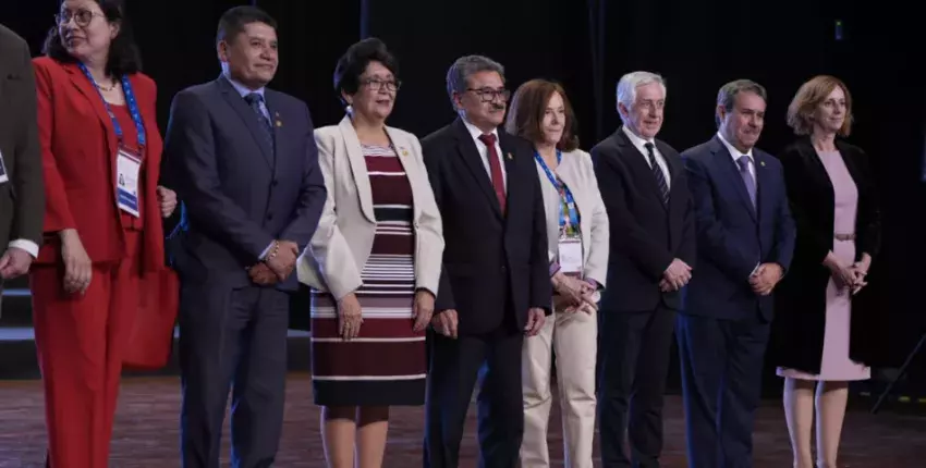 De izda. a dcha.: Zoila Vega, musicóloga; Víctor Hugo Rivera Chávez, alcalde de Arequipa; Hugo Rojas Flores, rector de la Universidad Nacional de San Agustín; la académica de la RAE, Aurora Egido; Álvaro García Santa-Cecilia, director Académico del Instituto Cervantes; Francisco Javier Pérez, secretario general de la ASALE y Carmen Noguero, secretaria general del Instituto.