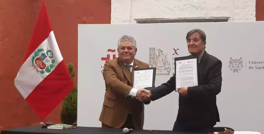 A la dcha., el director del Cervantes, Luis García Montero, junto al rector de la Universidad Católica de Santa María, Jorge Luis Cáceres.