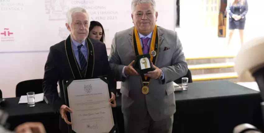  la izda., el director Académico del Instituto Cervantes, Álvaro García Santa-Cecilia, junto al rector de la UCSM, Jorge Luis Cáceres, tras su nombramiento como Profesor Honorario de la universidad