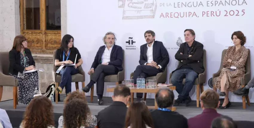 De izda. a dcha: la directora general del Libro, María José Gálvez; la directora de Cultura del Cervantes, Raquel Caleya; el director de relaciones culturales de AECID, Santiago Herrero; el ministro de Cultura, Ernest Urtasun; el director del Cervantes, Luis García Montero; y la directora literaria de Penguin Random House, Pilar Reyes.