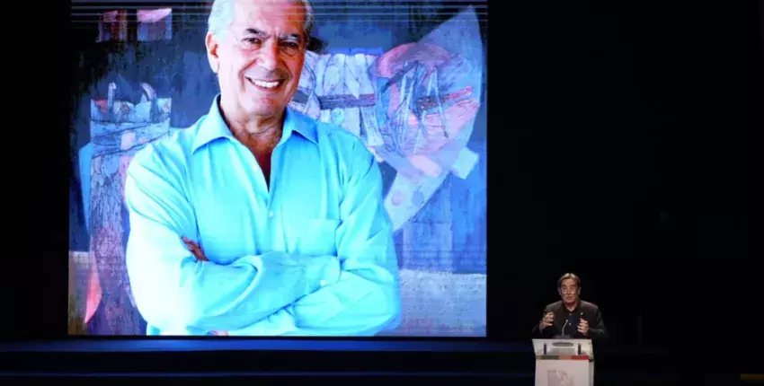 El director del Instituto Cervantes, Luis García Montero, durante la celebración de la sesión homenaje a Mario Vargas Llosa en Arequipa