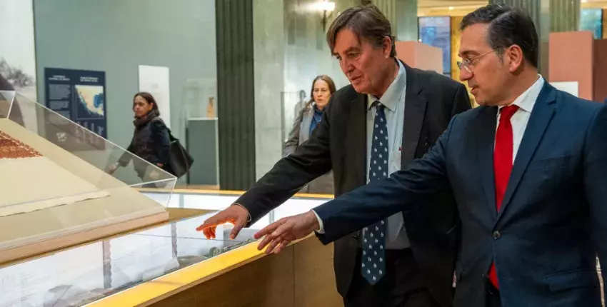 El director del Cervantes, Luis García Montero, y el ministro de Asuntos Exteriores, José Manuel Albares, visitan la exposición que se ha inaugurado  hoy en la sede del Instituto, «La mitad del mundo. La mujer en el México indígena. Historias tejidas», que da voz de las mujeres de pueblos indígenas de México, a través de la creación textil.  