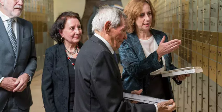 El ingeniero Amable Liñán, en el centro acompañado a su izqda. por su esposa, deposita su legado en la caja 1161; a la izqda, el presidente de la Real Academia de Ingeniería, Jaime Domínguez, y a la dcha. la secretaria general del Cervantes, Carmen Noguero.