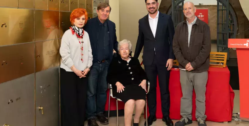 Desde ,la izda. Antonieta Benítez, responsable del servicio de publicaciones de la Diputación de Badajoz y que actuó como testigo de honor del legado; el director del Instituto Cervantes, Luis García Montero; la nieta del escritor, Carmen Trigo (sentada);